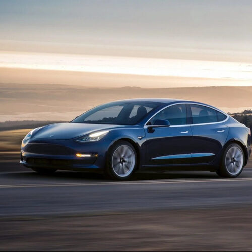 Tesla відкликає понад 13 тисяч електромобілів Tesla: причина
