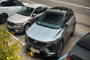 На вулицях Києва помітили унікальний «сірий» Cadillac