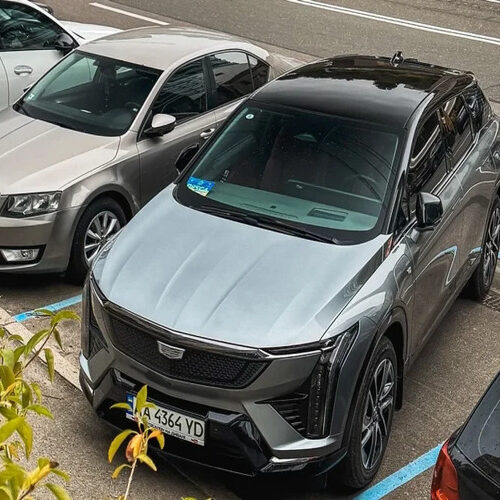 На вулицях Києва помітили унікальний «сірий» Cadillac