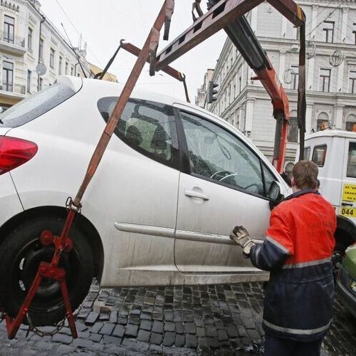Коли автомобіль можуть забрати інспектори з паркування на штрафмайданчик