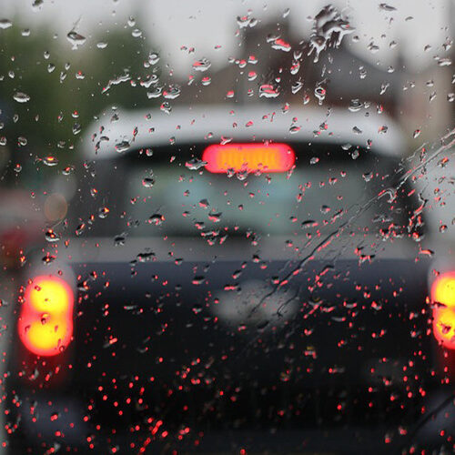 Які кнопки в автомобілі заборонено натискати під час дощу