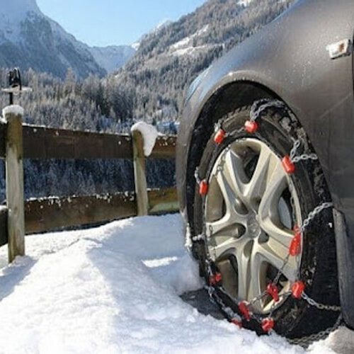 Які речі мають бути в багажнику автомобіля взимку