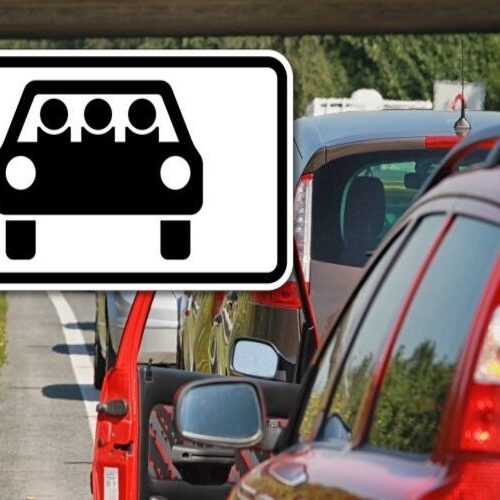 Що означає дорожній знак з трьома пасажирами в авто