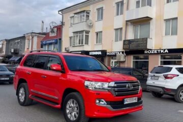 Унікальний червоний Toyota Land Cruiser помітили в Україні (фото)