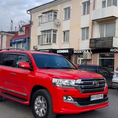 Унікальний червоний Toyota Land Cruiser помітили в Україні (фото)
