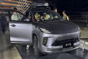 Exeed представив на китайському ринку новий кросовер ET5 (фото)