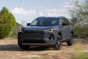 В Японії помітили партію кросоверів Toyota RAV4 2026, готових до експорту