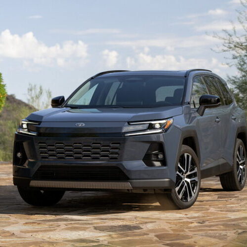 В Японії помітили партію кросоверів Toyota RAV4 2026, готових до експорту