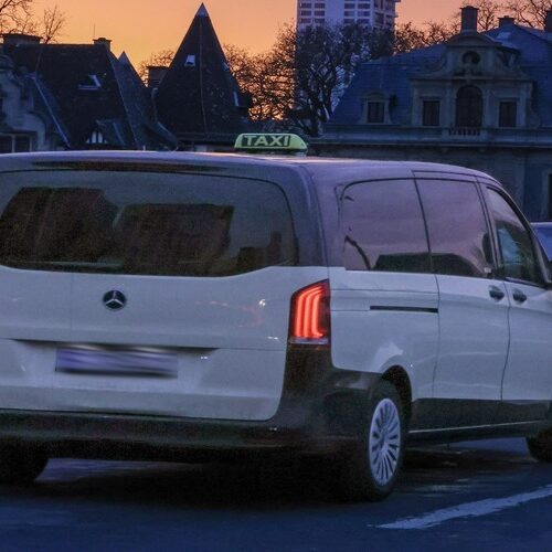 Франкфурт запускає нічне таксі для жінок