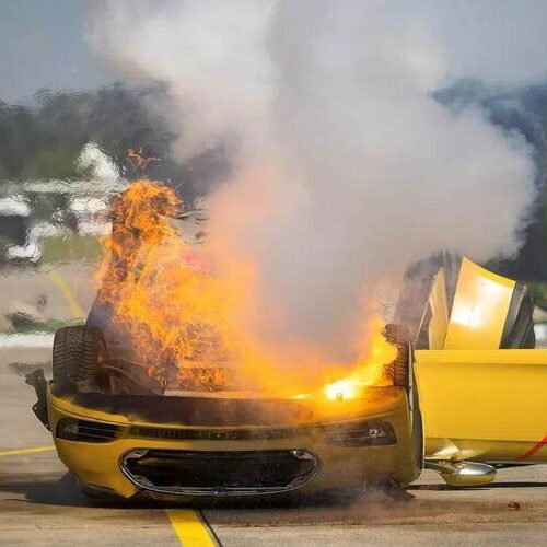 Українці винайшли вогнетривку ковдру, що здатна загасити палаючий автомобіль