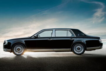 Toyota запустила у продаж розкішний седан Century