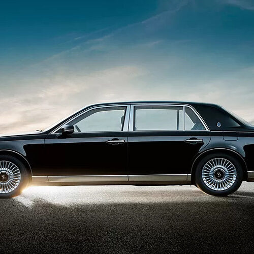 Toyota запустила у продаж розкішний седан Century