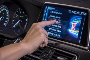 Великі сенсорні екрани дедалі частіше викликають незадоволення водіїв