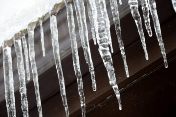 Бурулька пошкодила автомобіль: як отримати компенсацію