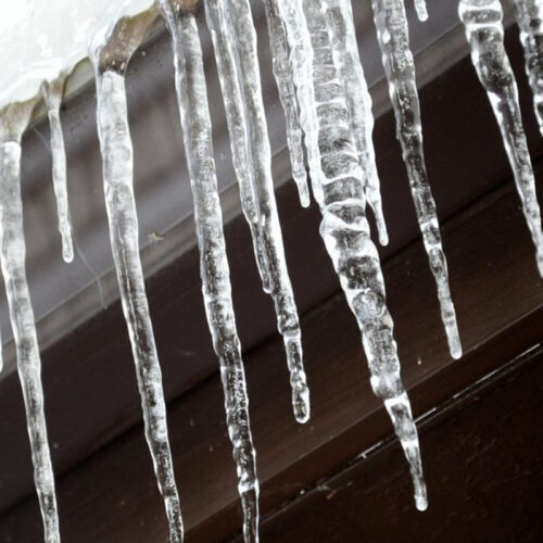 Бурулька пошкодила автомобіль: як отримати компенсацію