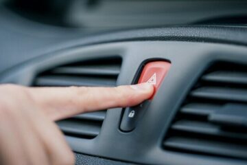 Коли слід вмикати аварійну сигналізацію на дорозі