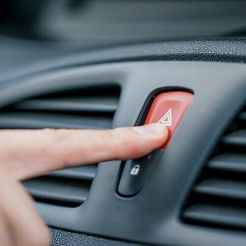 Коли слід вмикати аварійну сигналізацію на дорозі