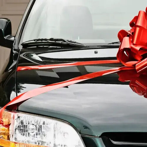 Машина в подарунок: чи доведеться віддавати частину в податках