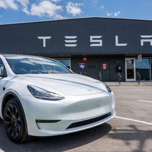 Tesla завершила рік різким падінням продажів у Європі