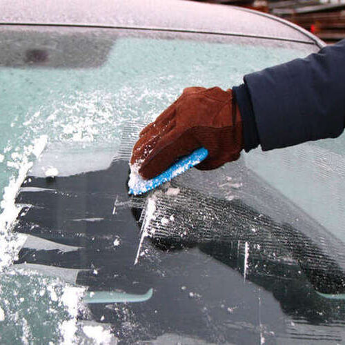 Як швидко розморозити лобове скло авто – названо дієвий метод