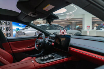 Китай планує обмежити використання сенсорних панелей у салонах авто