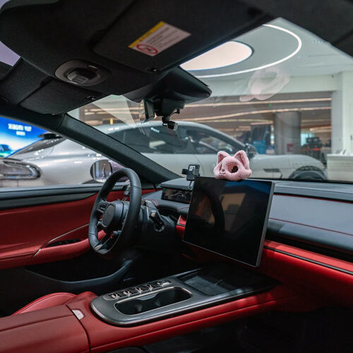 Китай планує обмежити використання сенсорних панелей у салонах авто