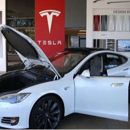 Продажі Tesla у Китаї впали на 45%