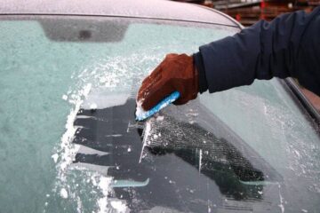 Як зняти лід з лобового скла авто за п’ять хвилин – порада