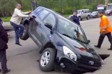 Як отримати компенсацію за пошкоджене авто через розбиту дорогу