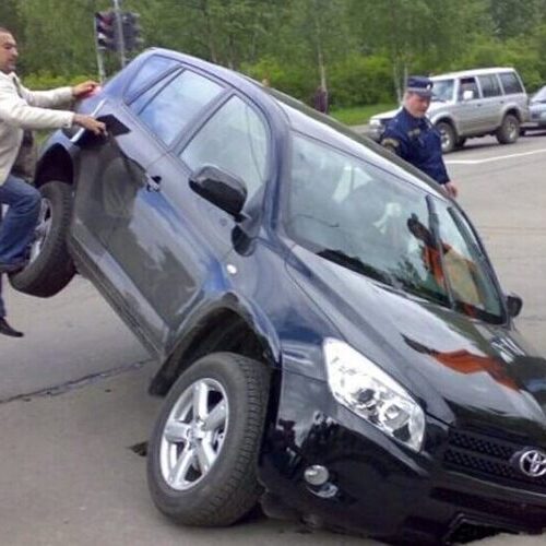 Як отримати компенсацію за пошкоджене авто через розбиту дорогу