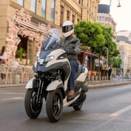 Yamaha випустила нестандартний триколісний скутер