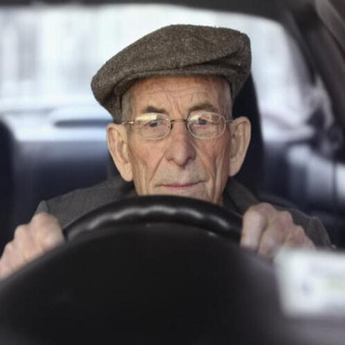 В Україні планують скоротити термін дії прав для водіїв похилого віку