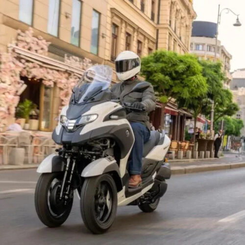 Yamaha Motor офіційно представила перший у світі скутер із вбудованою подушкою безпеки