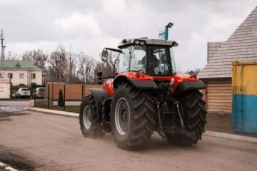 Водіям вантажівок і автобусів дозволили керувати сільгосптехнікою без посвідчення тракториста