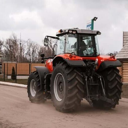 Водіям вантажівок і автобусів дозволили керувати сільгосптехнікою без посвідчення тракториста