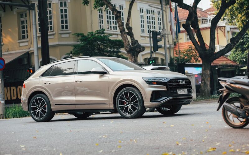Audi Q9 на тлі американської автодороги — новий флагманський позашляховик
