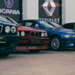 Логотип BMW на заводі на тлі автомобілів, що виробляються