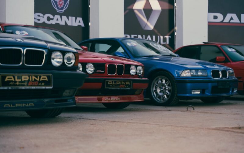 Логотип BMW на заводі на тлі автомобілів, що виробляються