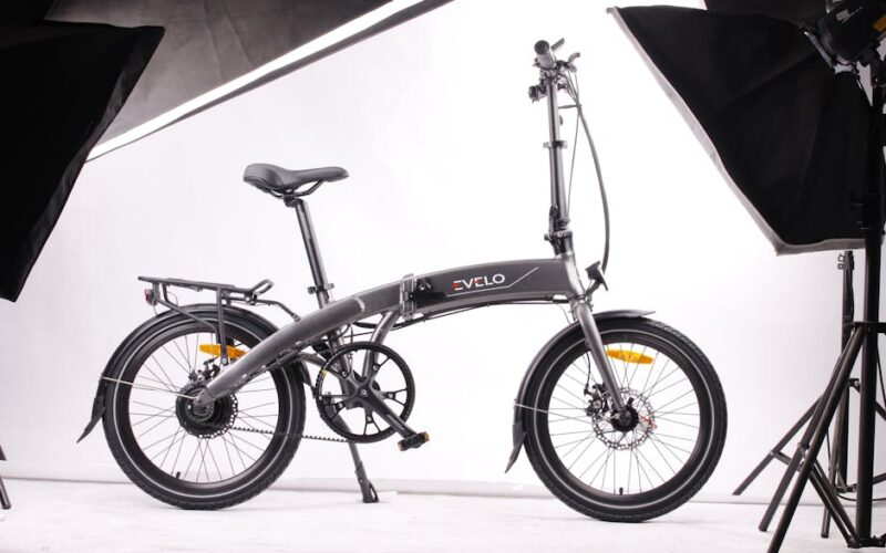 Складний електровелосипед Ride1Up Portola на дорозі