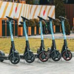 Електроскутер Olto від Infinite Machine у міському середовищі
