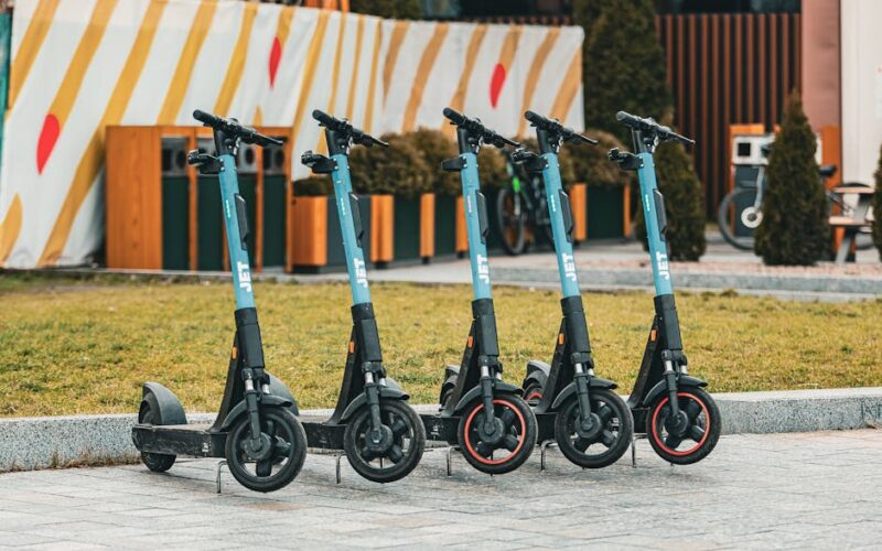 Електроскутер Olto від Infinite Machine у міському середовищі