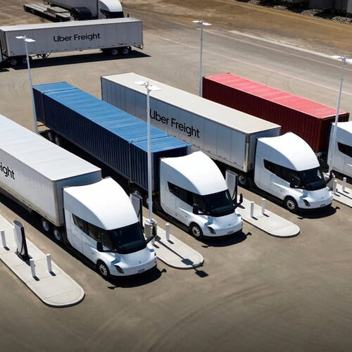 Tesla запустила серійне виробництво електровантажівки Semi