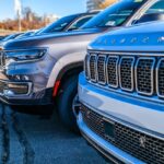 Jeep Wagoneer S на тлі міського пейзажу — електричний SUV нового покоління