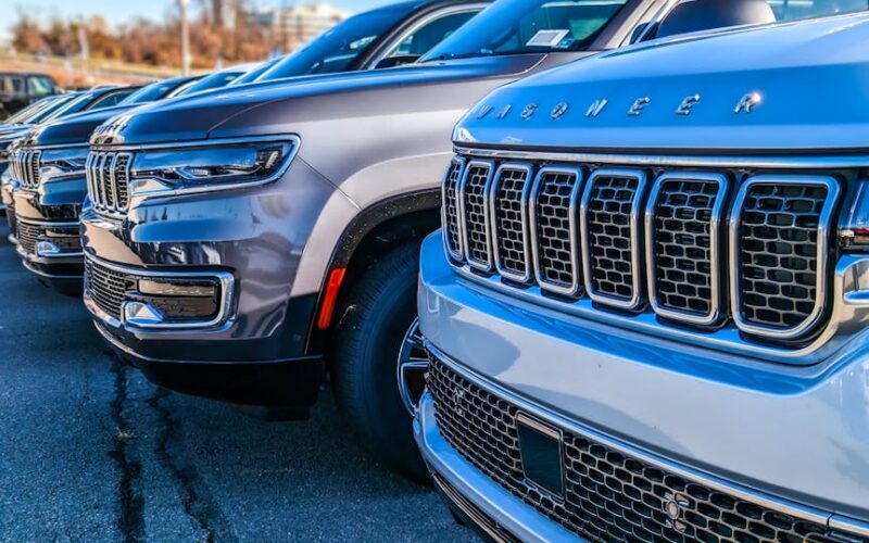 Jeep Wagoneer S на тлі міського пейзажу — електричний SUV нового покоління