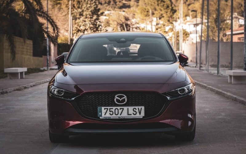 Оновлена Mazda3 2027 з новими технологіями безпеки