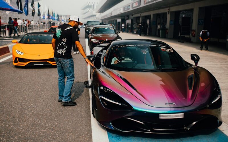 McLaren MCL-HY гібридний суперкар для перегонів