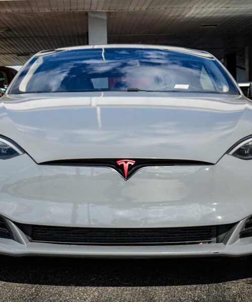 Tesla та гібриди стали найшвидше продаваними авто березня