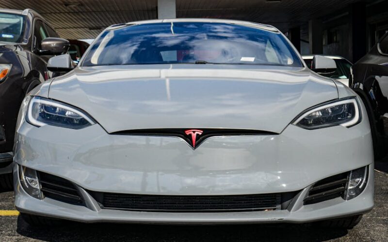 Tesla та гібриди на парковці — швидко продавані вживані авто