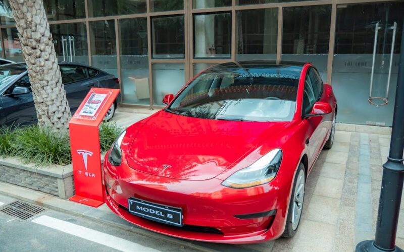Tesla Model 3 з Китаю на вулицях Канади — найдешевший електрокар бренду в Північній Америці