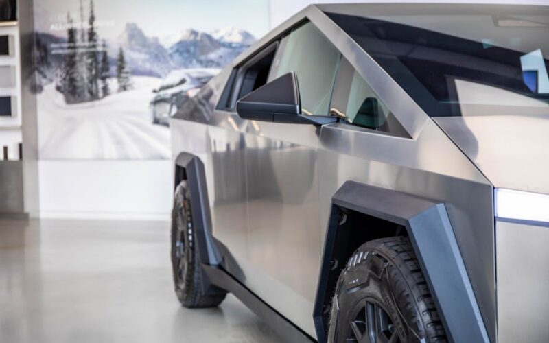 Tesla Semi на дорозі — електрична вантажівка під критикою від Nikola
